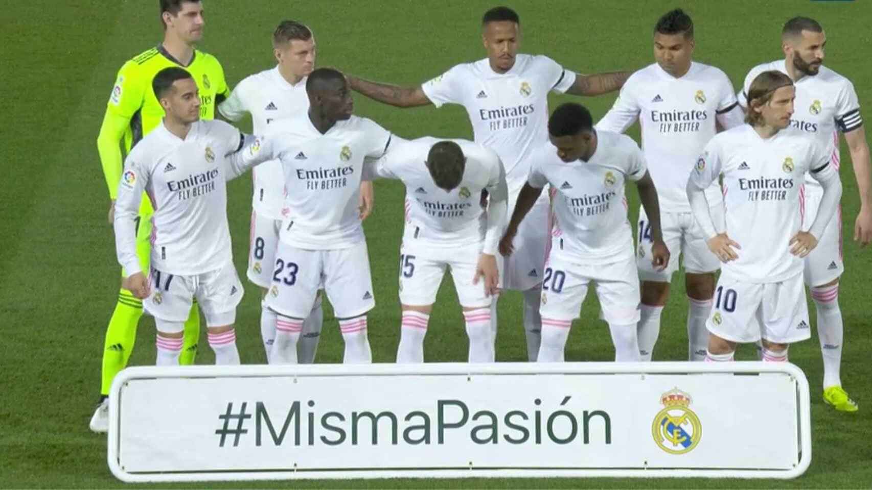 Los jugadores del Real Madrid posan con el lema #MismaPasión