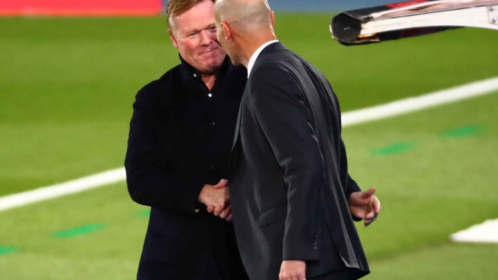 Zidane y Koeman se saludan antes de El Clásico