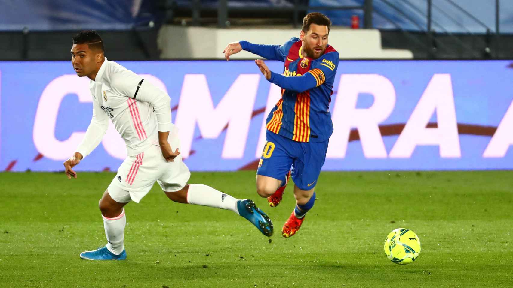 Leo Messi evita la presión de Casemiro