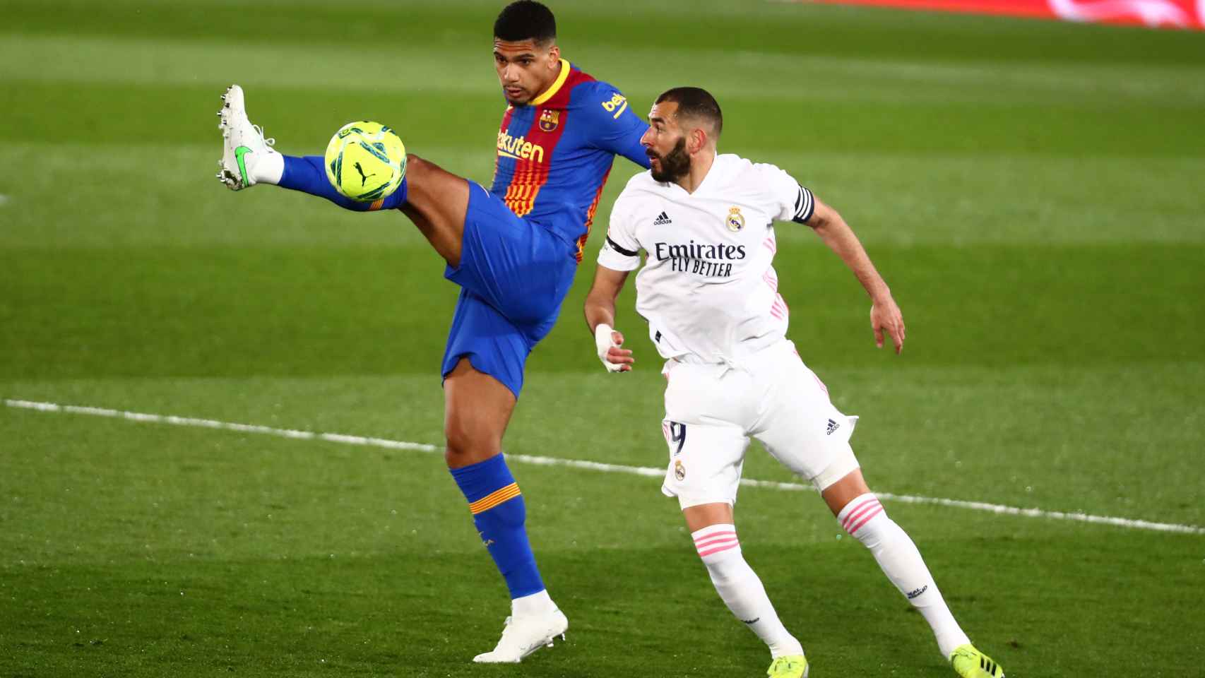 Ronald Araujo corta un balón que iba para Karim Benzema