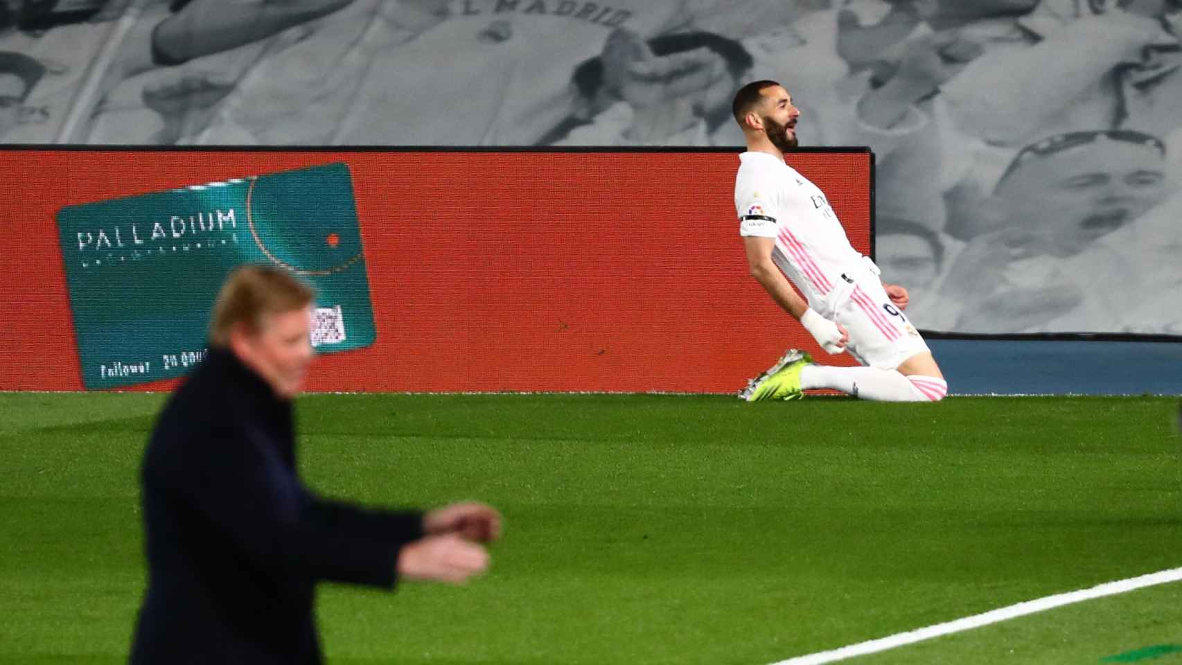 Karim Benzema celebra su gol al Barça mientras Koeman se lamenta