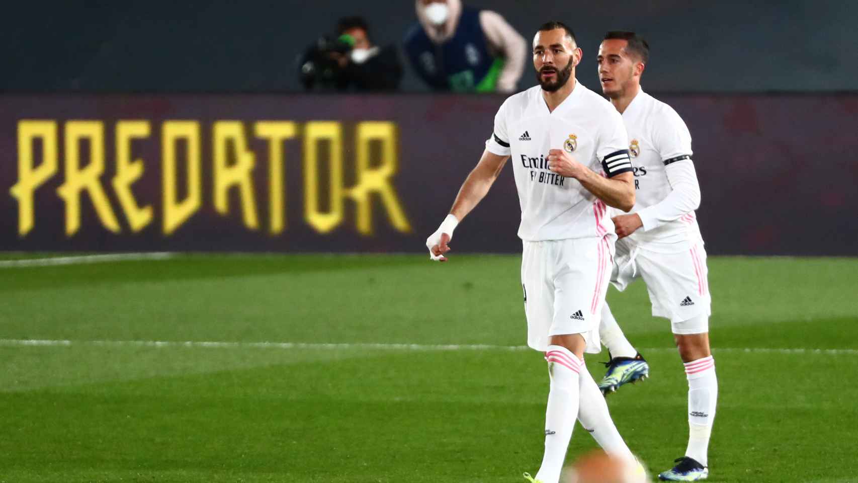 Karim Benzema celebra su gol al Barça