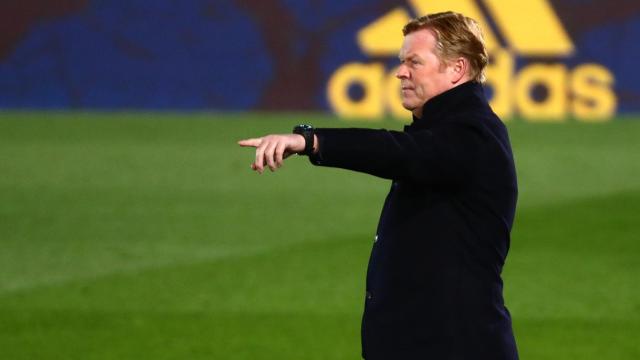 Koeman intenta rectificar la posición de algunos de jugadores desde la banda