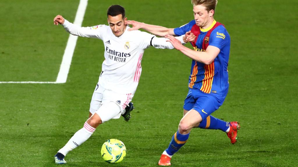 Lucas Vázquez se protege de la presión de Frenkie de Jong