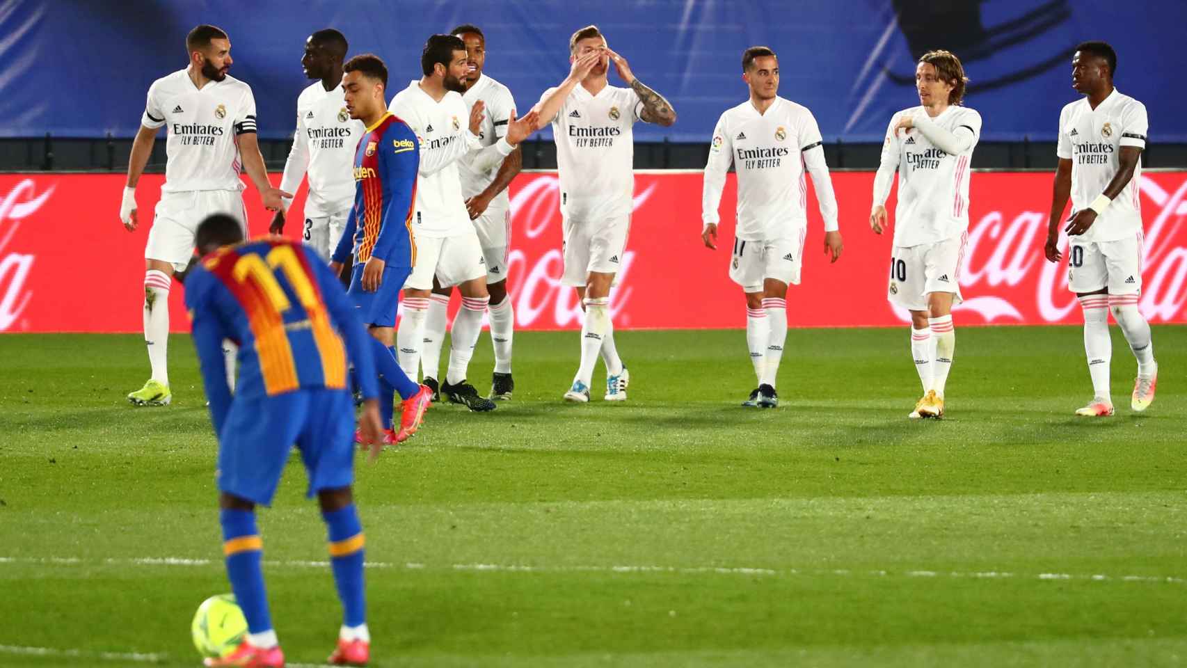 Los jugadores del Real Madrid celebran el segundo gol al FC Barcelona