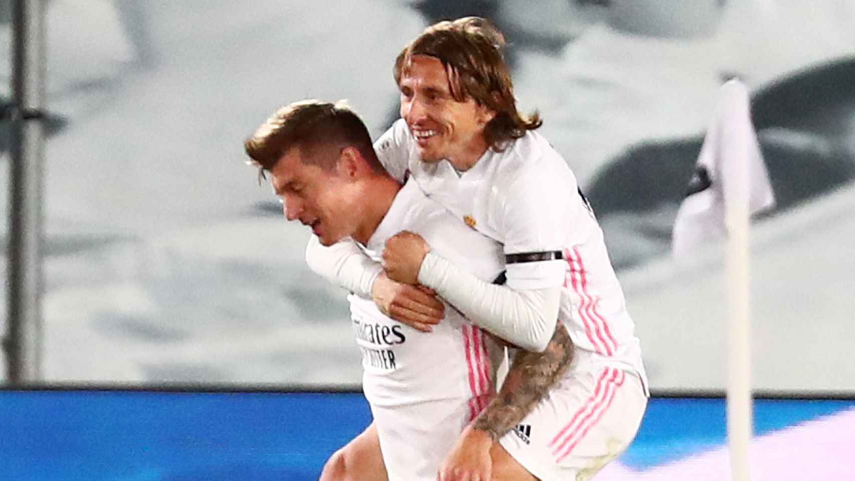 Luka Modric celebra con Toni Kroos el segundo gol del Real Madrid al Barça