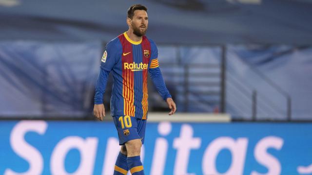 Leo Messi camina solo durante El Clásico