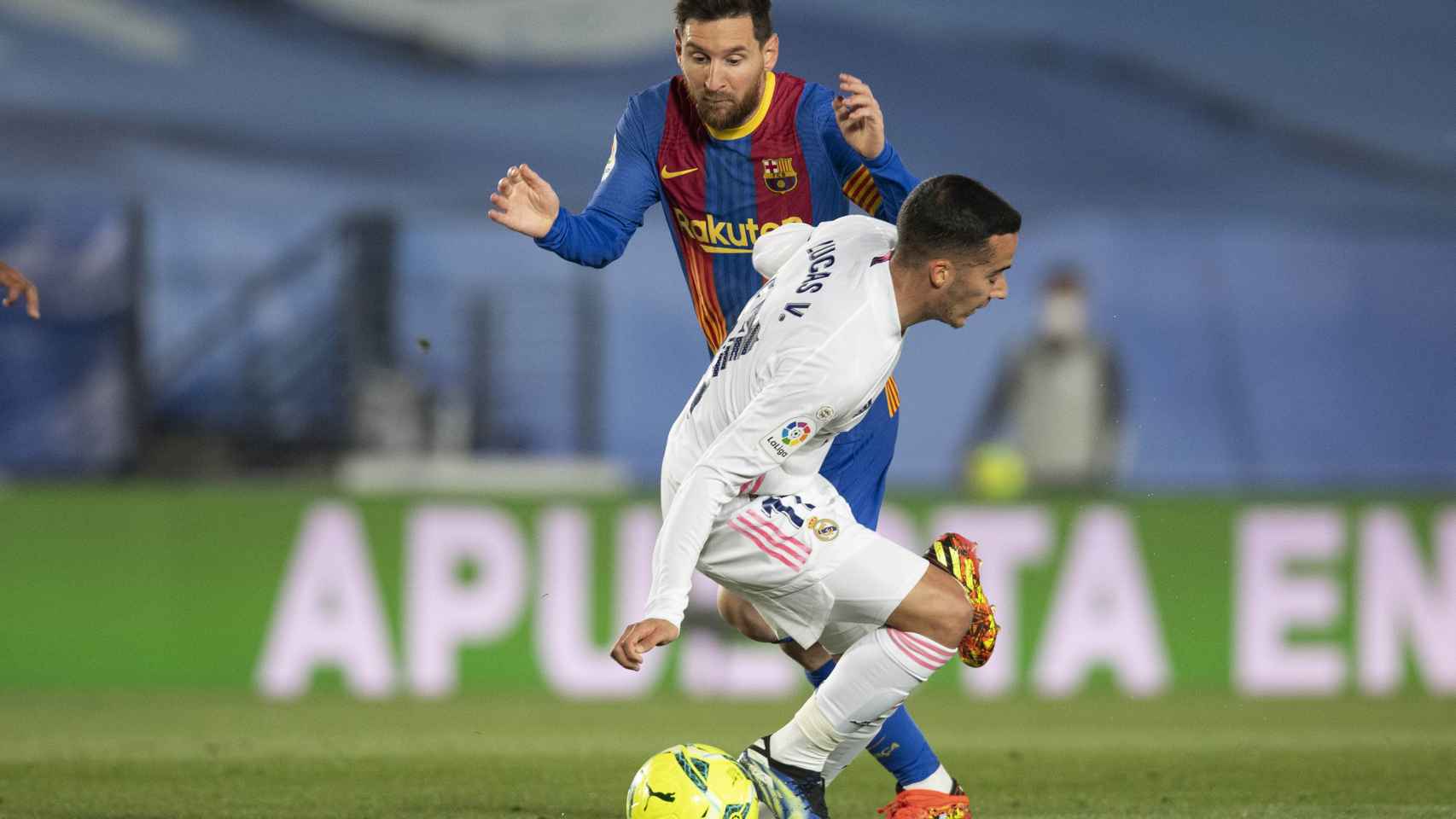 Lucas Vázquez corta el paso de Leo Messi