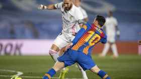 Karim Benzema, presionado por Leo Messi