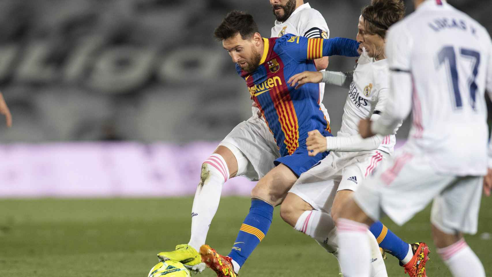 Leo Messi, presionado por Karim Benzema