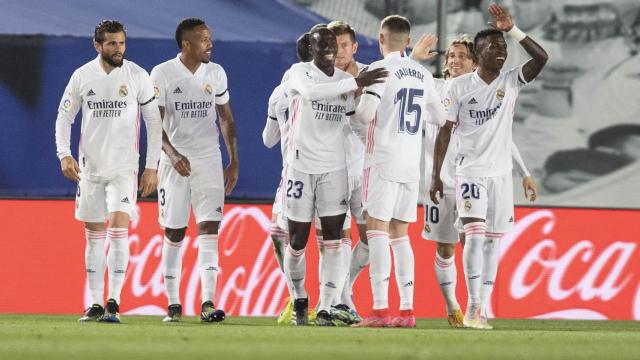 Los jugadores del Real Madrid celebran el gol de Toni Kroos