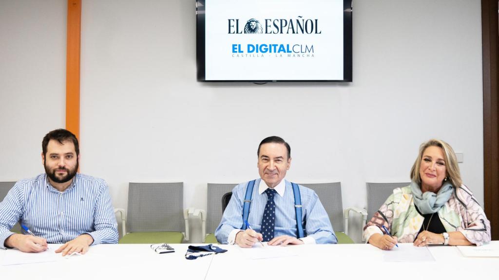 De izquierda a derecha: Pablo Grandío (representante de Obelisco Digital), Pedro J. Ramírez (Presidente Ejecutivo de EL ESPAÑOL) y Esther Esteban (Editora de El Digital de Castilla la Mancha) en una habitación ventilada tras quitarse la mascarilla para la firma.