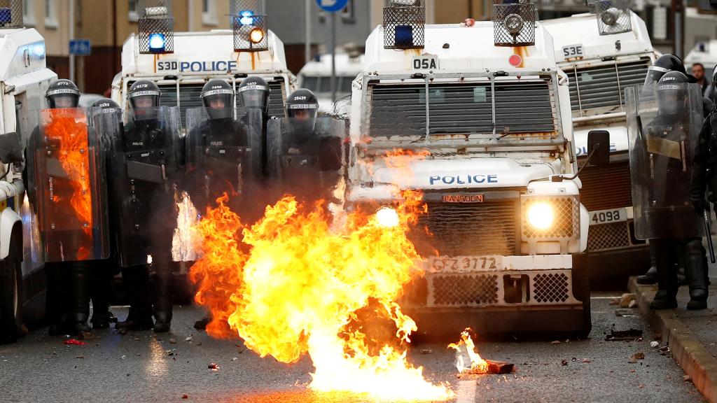 Policías frente a un fuego en Belfast.