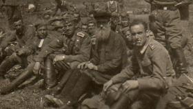 Grupo de divisionarios gallegos del frente de Leningrado con un labrador ruso durante el verano de 1943.