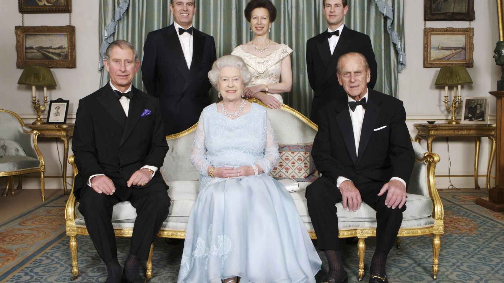 La reina Isabel y su marido en un posado junto a sus tres hijos en 2007.