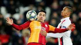 Falcao controlando un balón con el pecho en un partido del Galatasaray