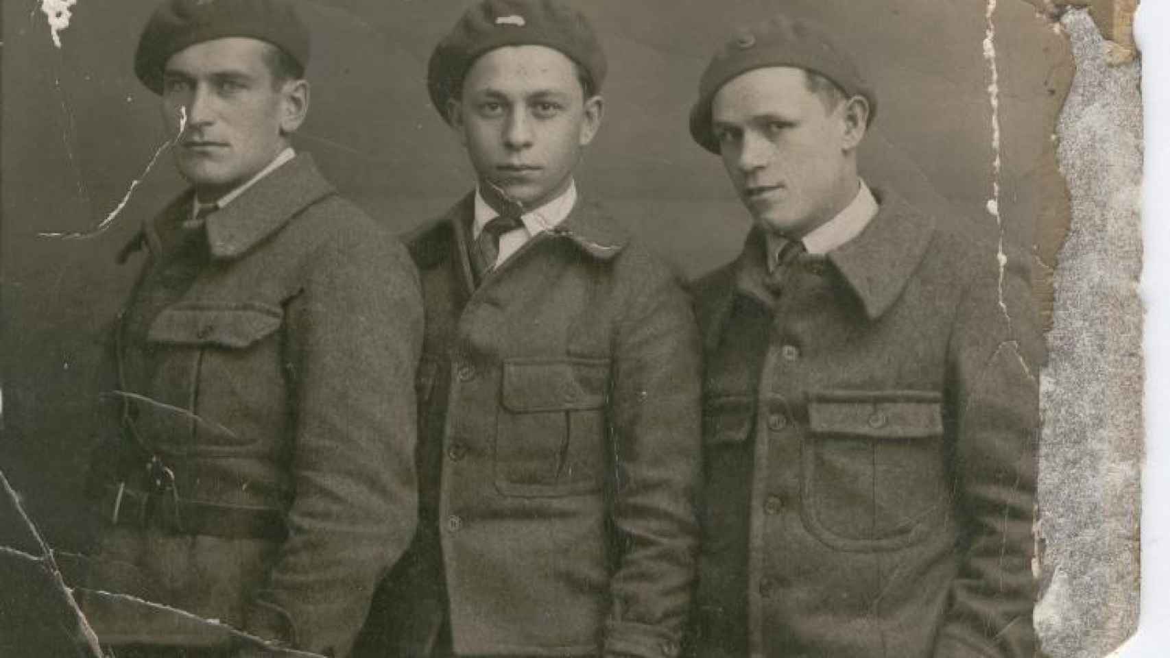 Josef Gromada (derecha) junto a otros dos brigadistas.