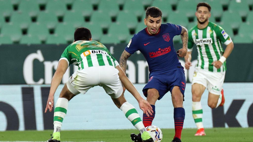 Correa (Atlético) encarando en el área