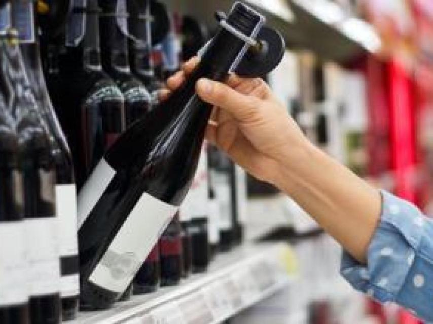 La riqueza y variedad de vinos españoles está representada en el súper.