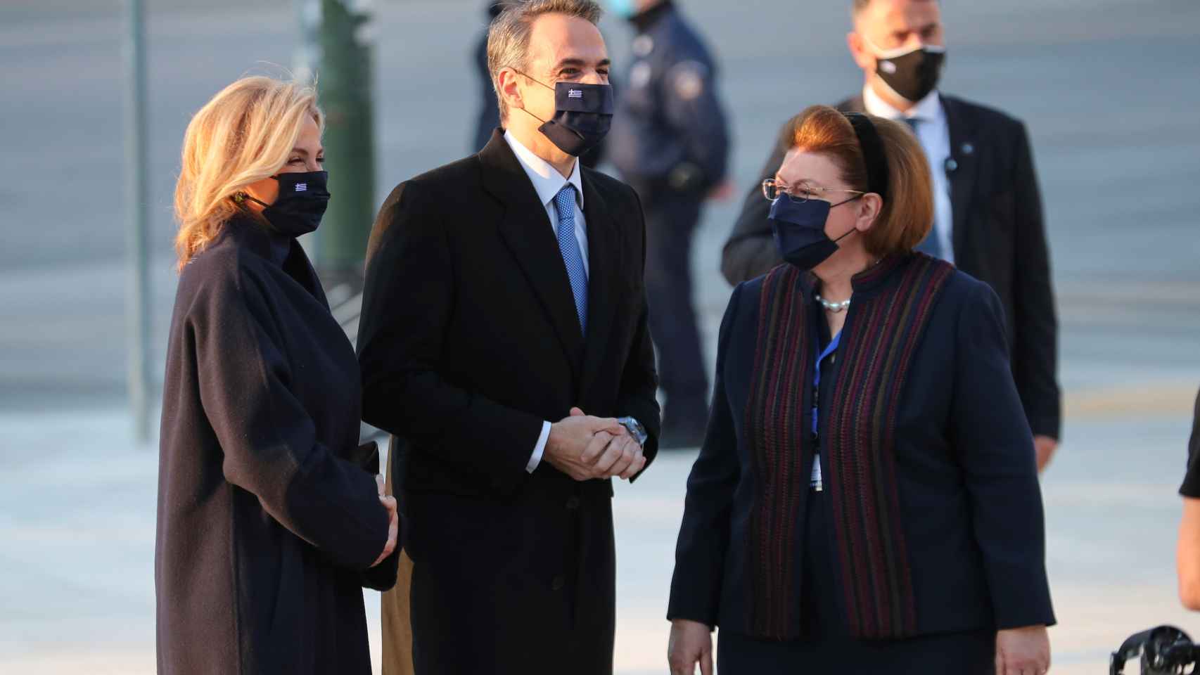 La ministra de deportes griega, Lina Mendoni, junto al presidente de Grecia y su esposa