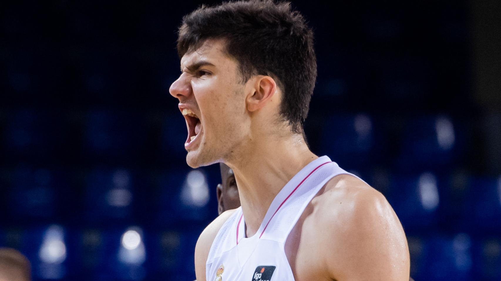 Tristan Vukcevic celebra una canasta con el Real Madrid