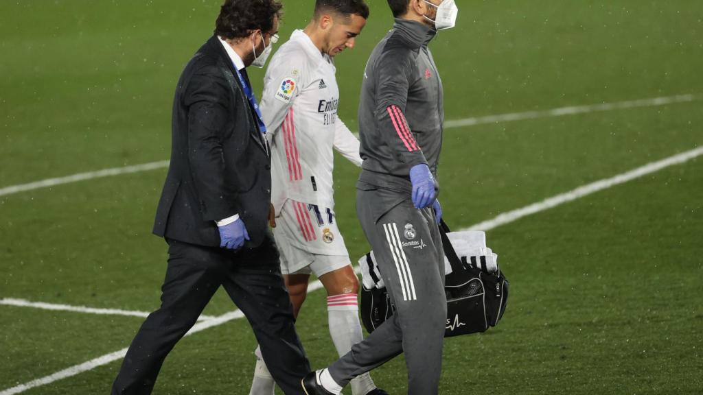 Lucas Vázquez se retira del campo durante El Clásico