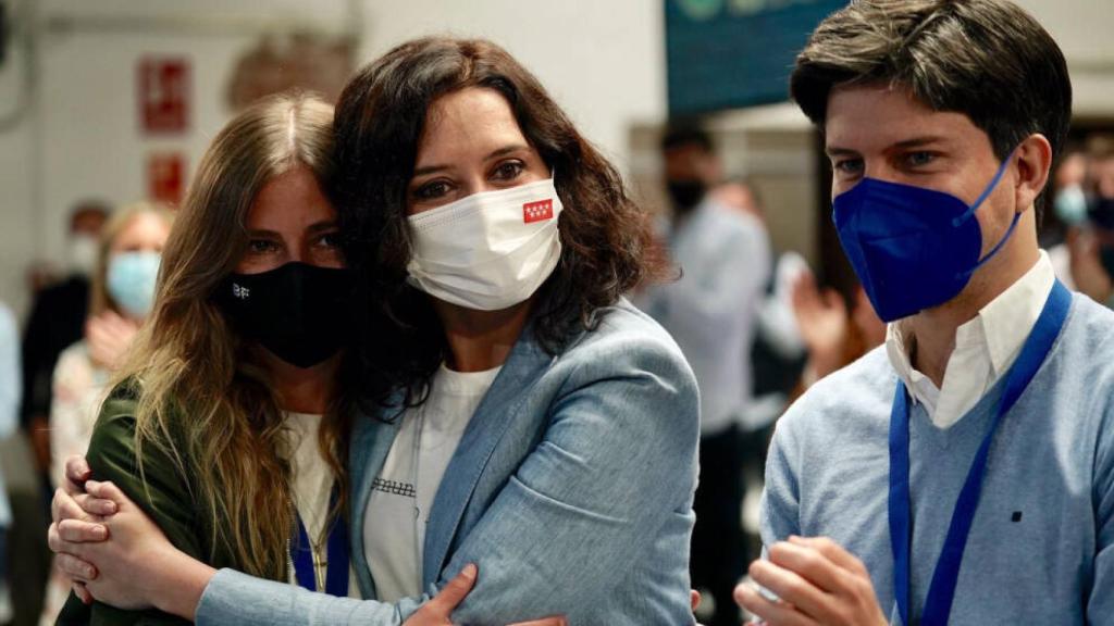 Bea Fanjul, a la izquierda, abrazada junto a la presidenta en funciones de la Comunidad de Madrid, Isabel Díaz Ayuso