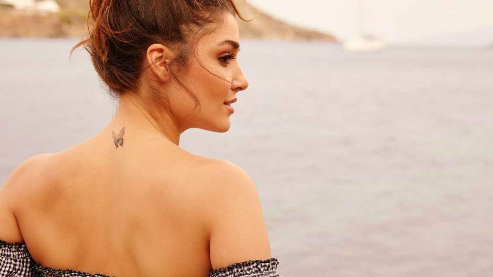 El tatuaje de una mariposa que tiene Hande Erçel en la nuca.