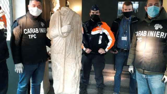Agentes italianos posan este lunes una valiosa escultura romana del siglo I a.C robada hace diez años.