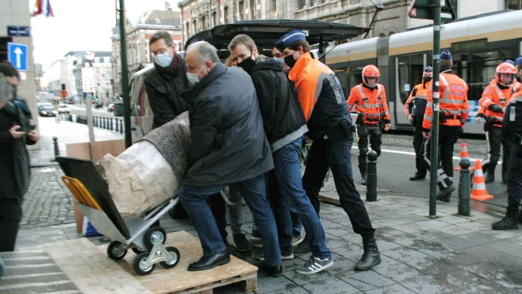Agentes italianos transportan este lunes una valiosa escultura romana del siglo I a.C robada hace diez años.