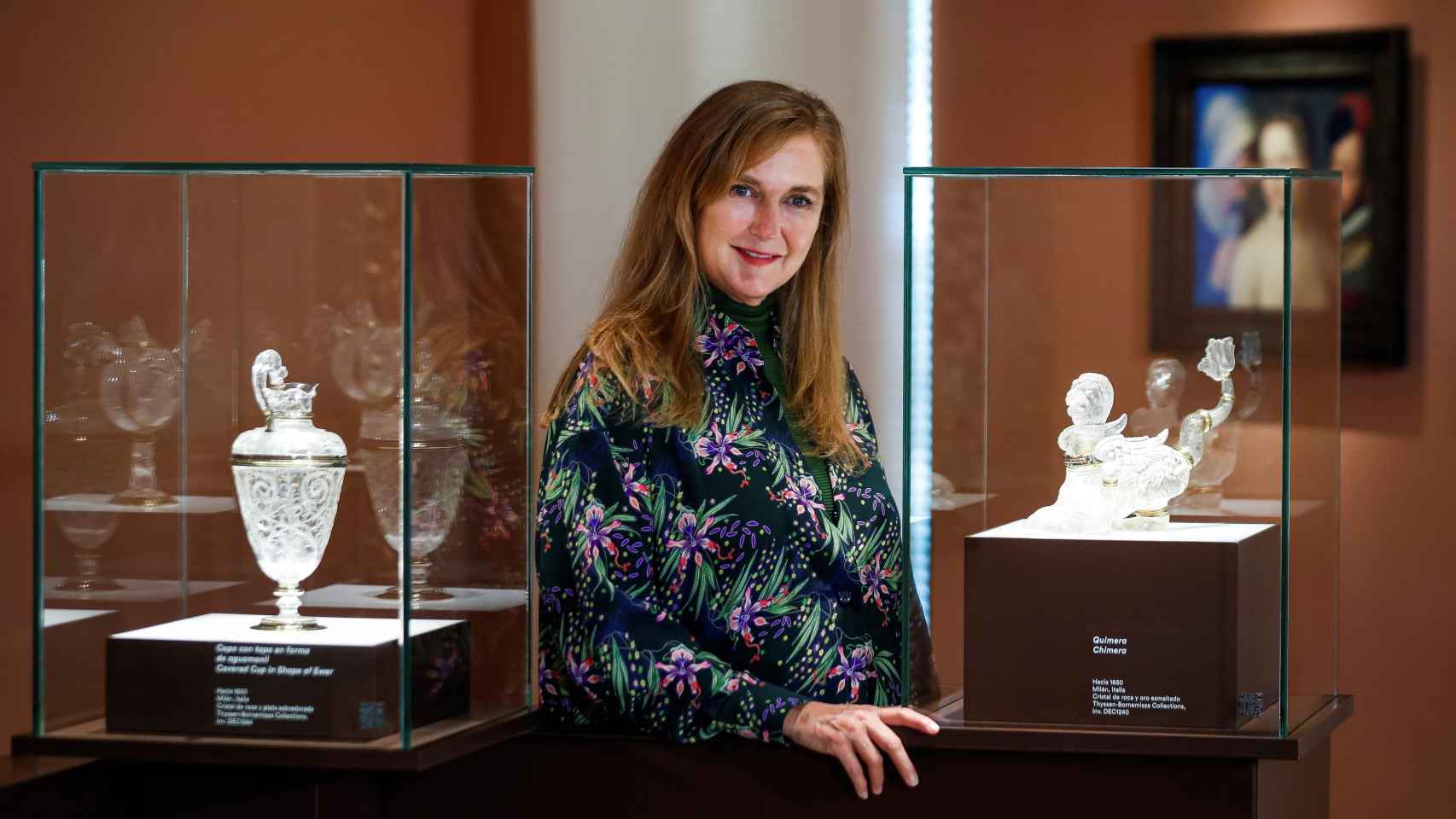 Francesca Thyssen-Bornemisza, hija del barón, posa junto a dos de las piezas de cristal que nunca se han expuesto en Madrid.