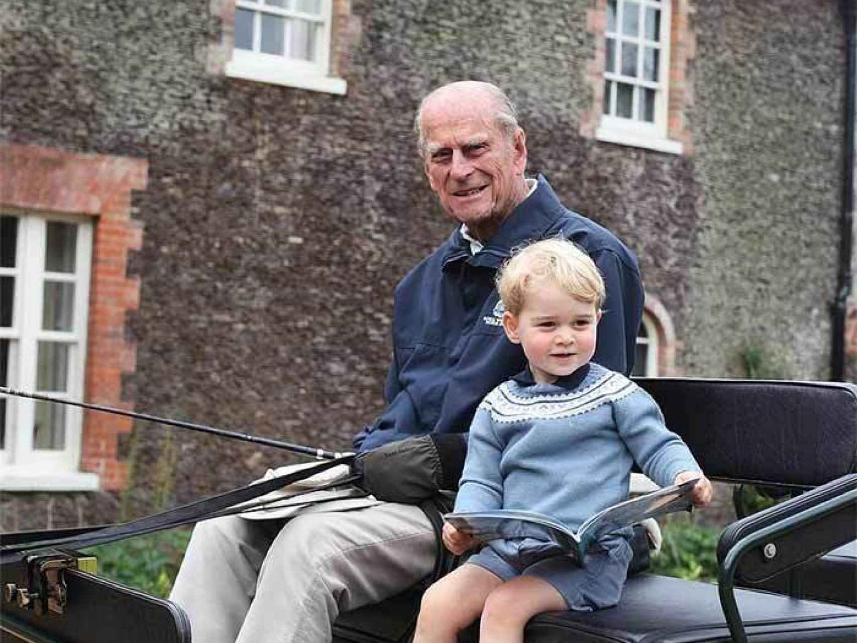 El duque de Edimburgo con el hijo mayor de Guillermo y Kate.