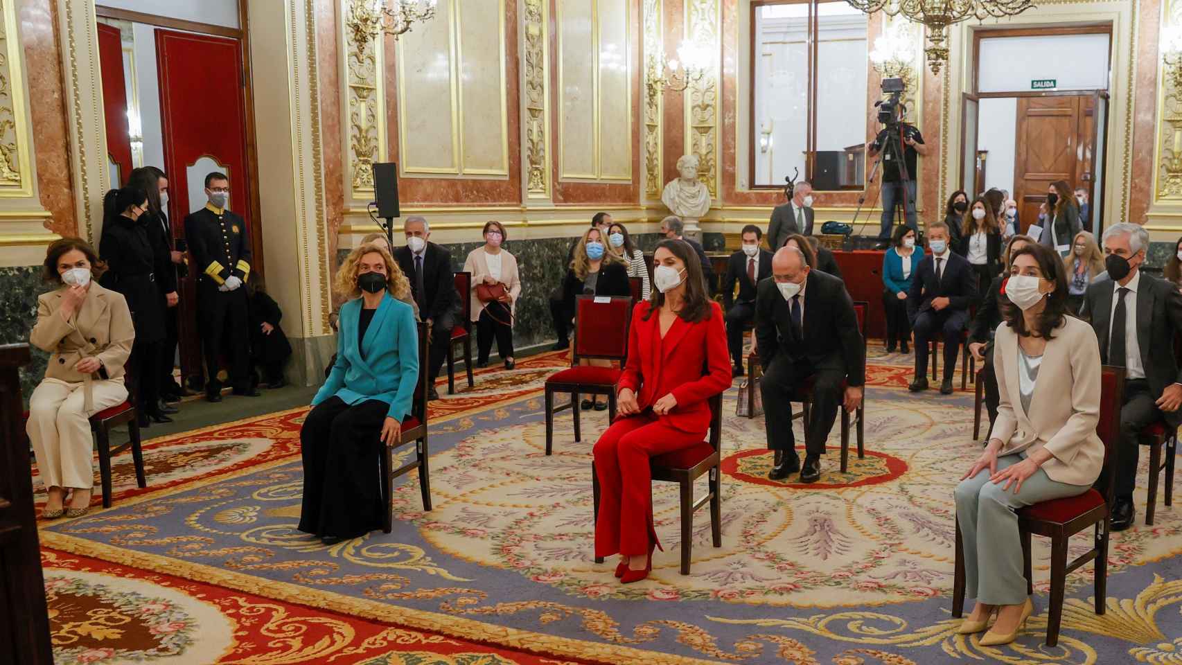 Por orden: la vicepresidenta primera Carmen Calvo, la presidenta del Congreso Meritxell Batet, la Reina Letizia y la presidenta del Senado Pilar Llop en el acto de homenaje a Clara Campoamor.