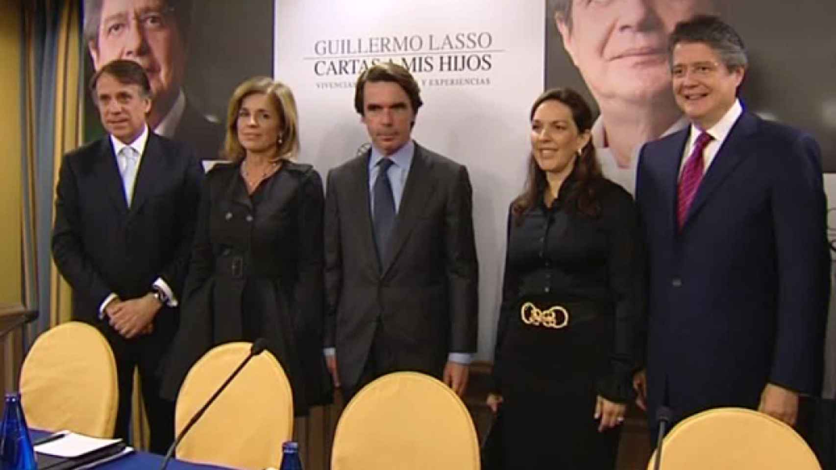 José Crehueras, presidente de Atresmedia, junto a Aznar, Ana Botella, María Lourdes Alcívar (mujer de Guillermo Lasso) y Lasso en la presentación de su libro en 2011 en Madrid.