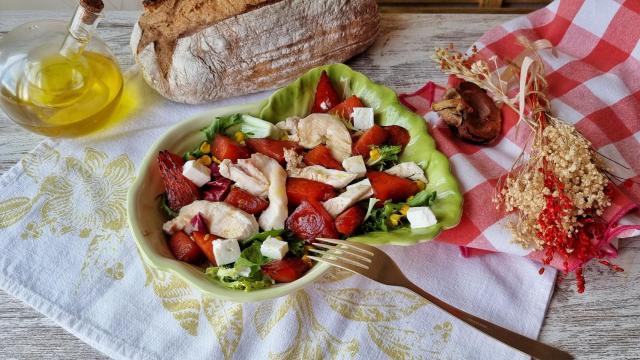 Ensalada de pollo confitado, sandía asadsa y maíz, ¡sorpréndete!