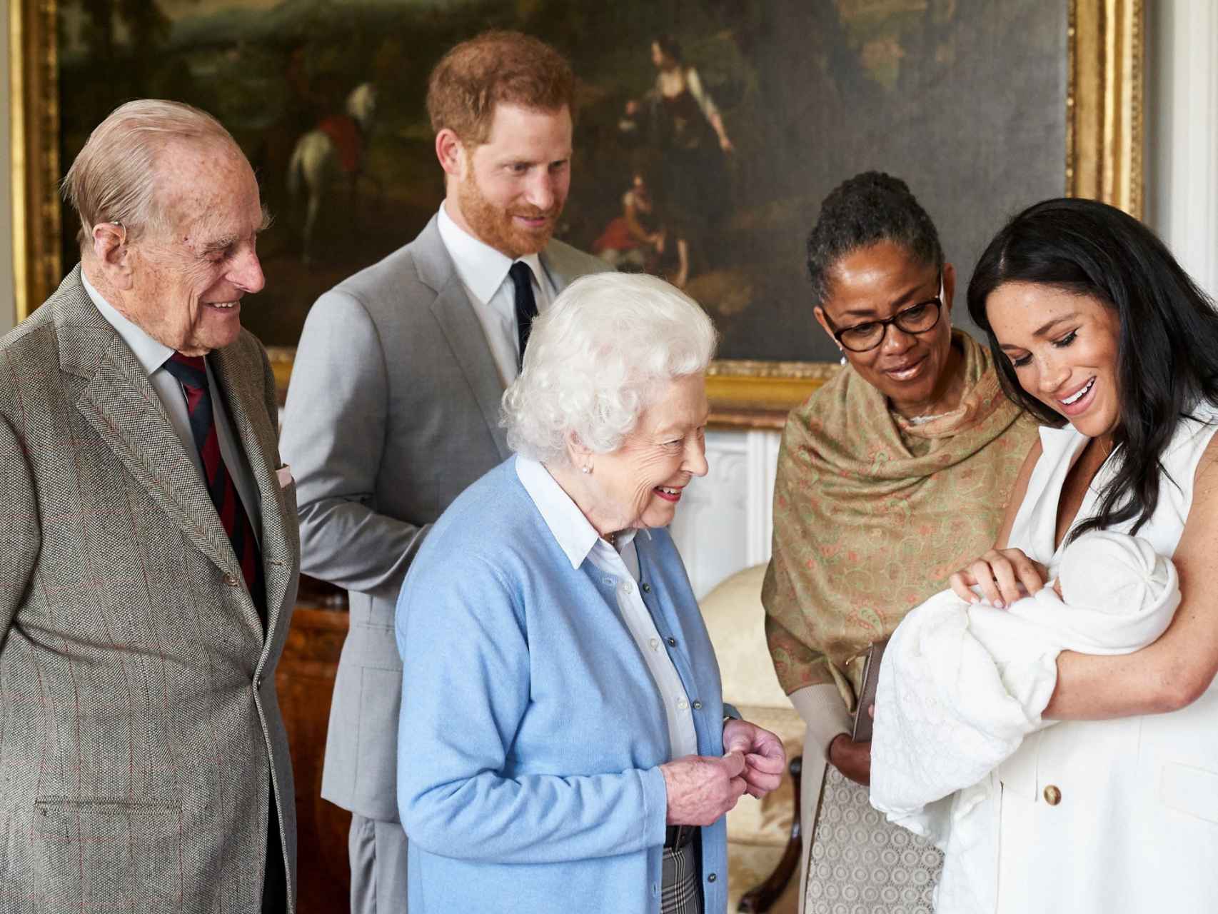 El duque de Edimburgo conociendo a su bisnieto Archie, hijo del príncipe Harry.