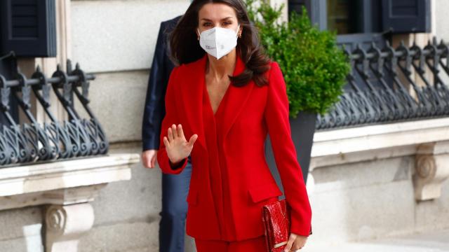 La reina Letizia con un traje rojo de Roberto Torretta.