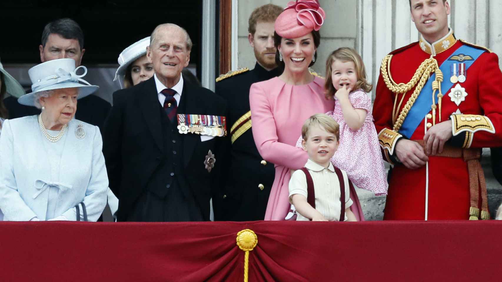 El duque de Edimburgo junto a la Familia Real británica en 2017, el año que se retiró de la vida pública.