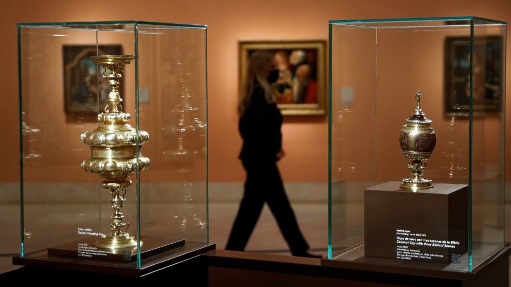 Dos piezas de oro que forman parte de la nueva muestra del Thyssen.