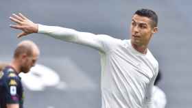 Cristiano Ronaldo lanza su camiseta a un recogepelotas