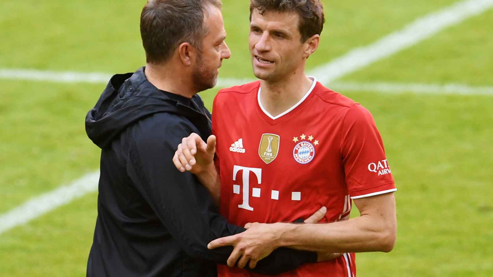 Hansi Flick junto a Thomas Müller, en un partido del Bayern Múnich
