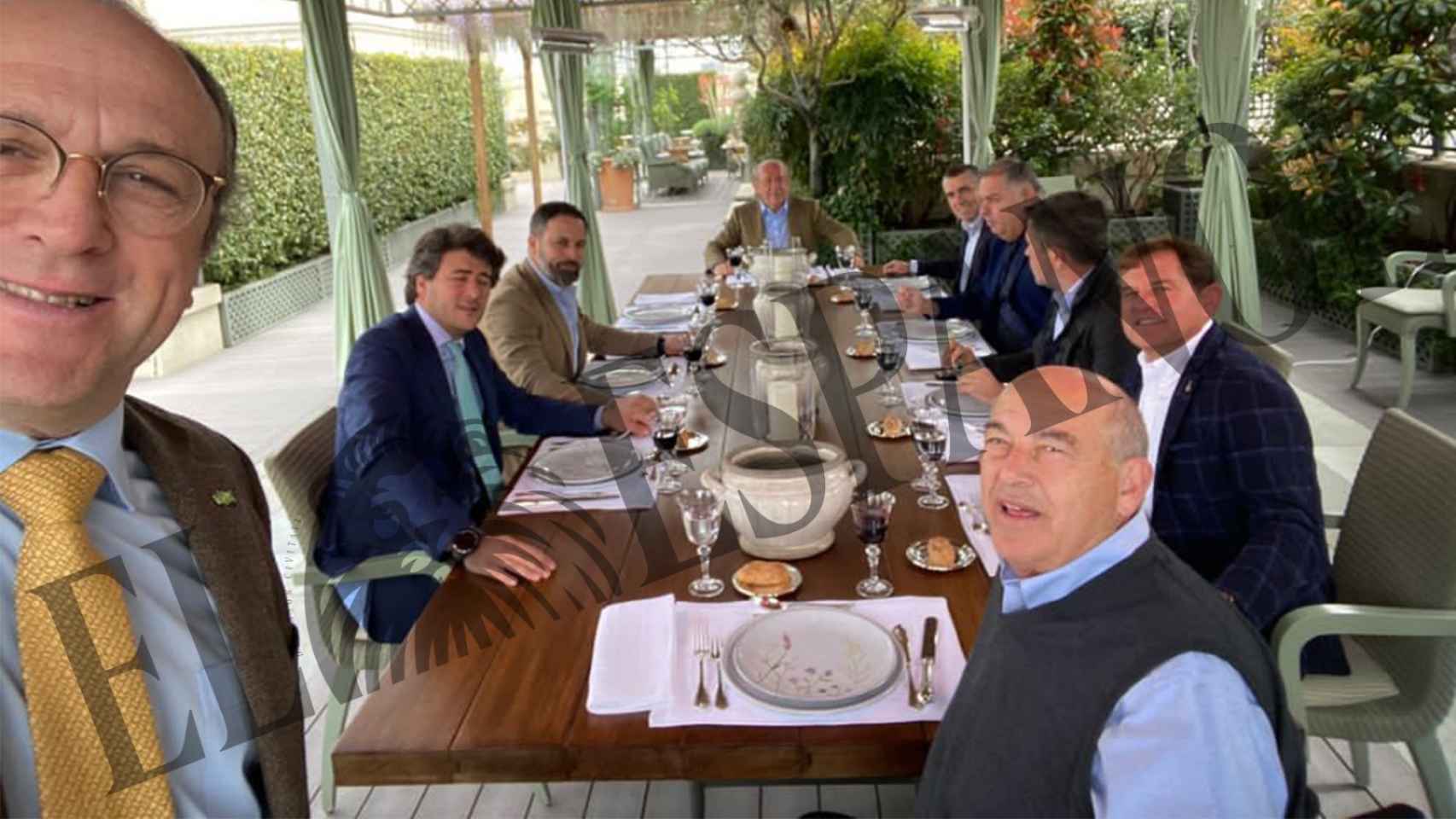 Santiago Abascal, líder de Vox, comiendo con los principales agentes del campo murciano.