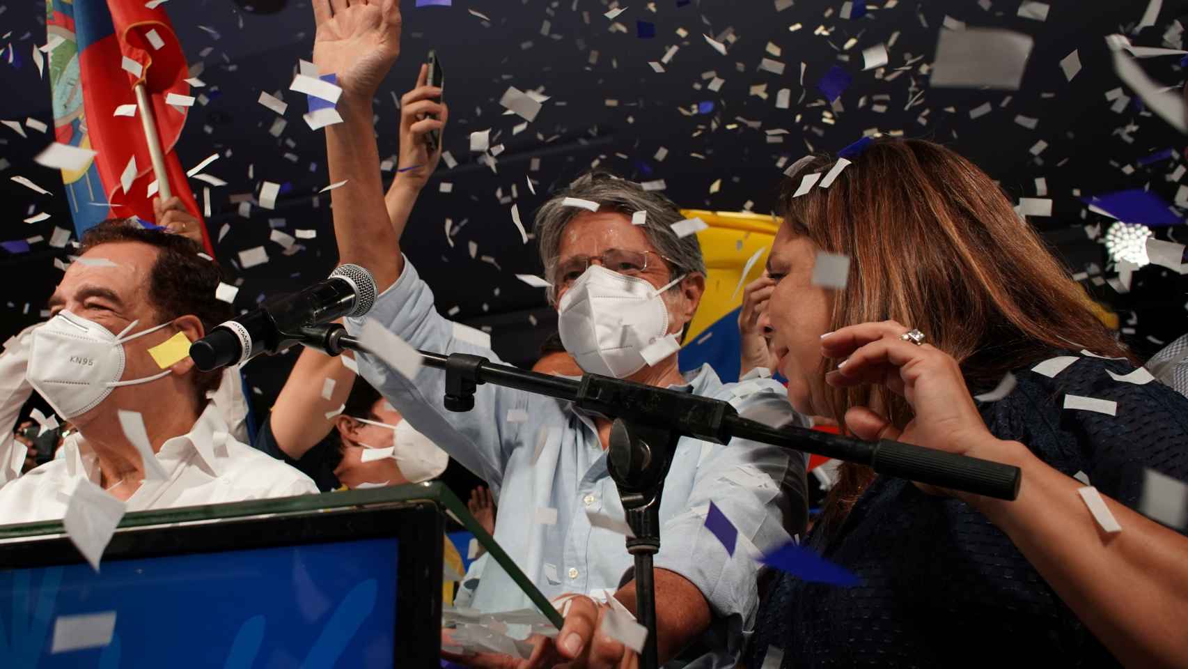 Guillermo Lasso, nuevo presidente de Ecuador, celebrando la victoria.