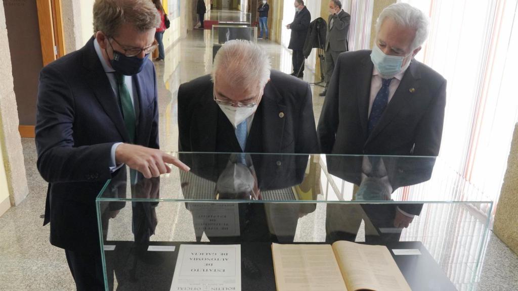 El presidente de la Xunta, Alberto Núñez Feijóo; el presidente del Tribunal Constitucional, Juan José González Rivas; y el jefe del Legislativo autonómico, Miguel Ángel Santalices.