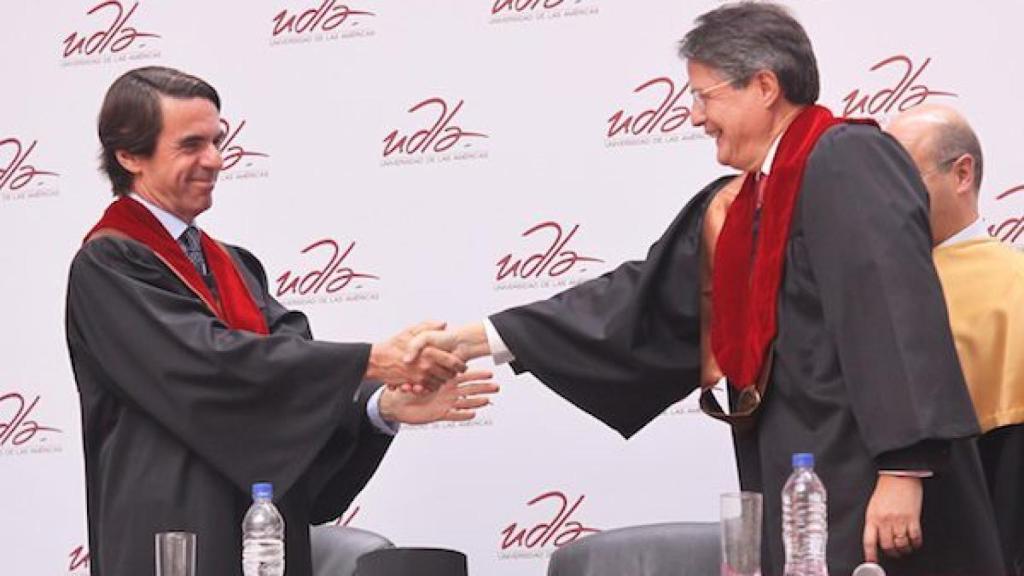 José María Aznar y Guillermo Lasso, recibiendo el doctorado Honoris Causa de la UDLA en 2011.