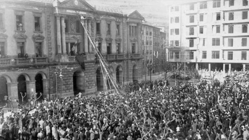 Cambio de la placa de Plaza de Alfonso XIII por Plaza de la República .