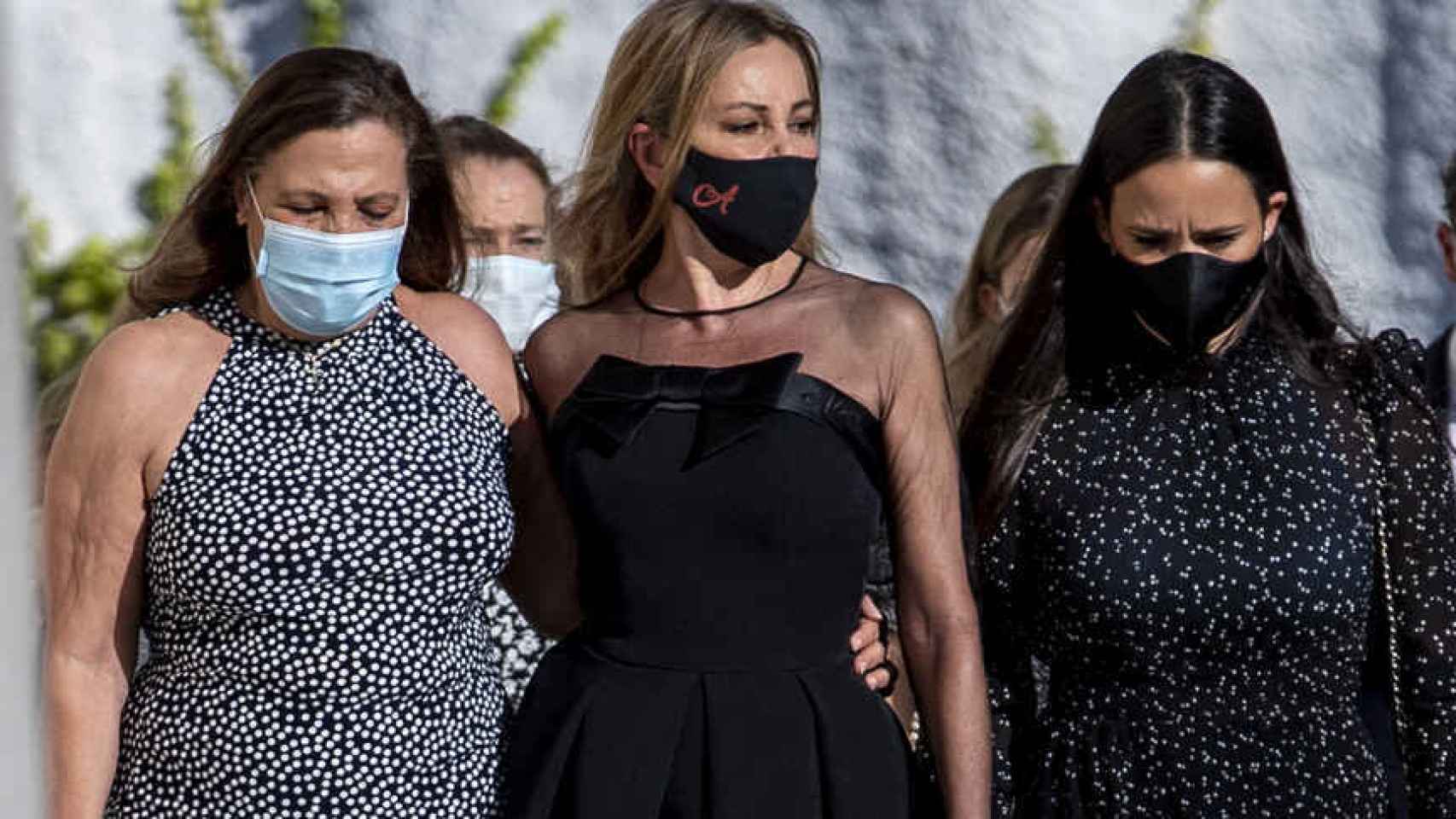 La actriz Ana García Obregón con su hermana Celia y Carolina Monje durante el funeral de Álex Lequio en Alcobendas.