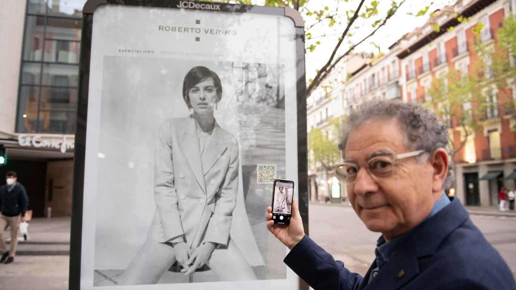 Roberto Verino frente a unos de los 15 'mupis' distribuidos por Madrid.