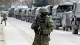 Un militar ruso en la frontera con Ucrania.