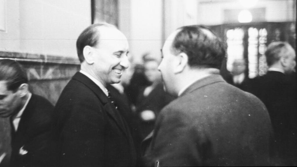 José María Gil Robles y Santiago Casares Quiroga hablando en los pasillos del Congreso.